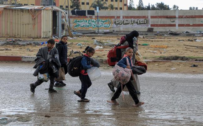 Una familia abandona Jan Yunis, epicentro de los ataques por parte del Ejército israelí.