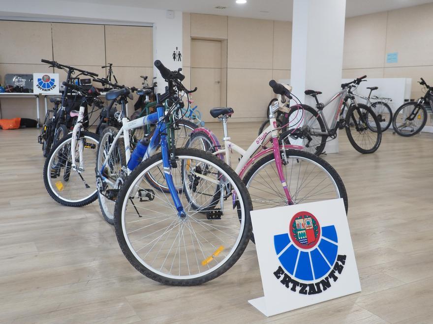 La exposición permanecerá abierta hasta el viernes a la espera de que sus legítimos dueños recuperen sus propiedades.