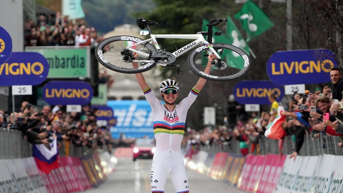 Tadej Pogacar festeja la victoria de Il Lombardia del pasado curso.