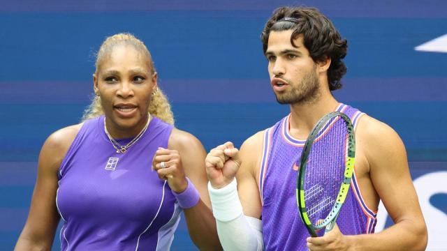 Carlos Alcaraz y Serena Williams durante el partido de primera ronda de dobles mixtos del US Open contra E. Routliffe y L. Glasspool.