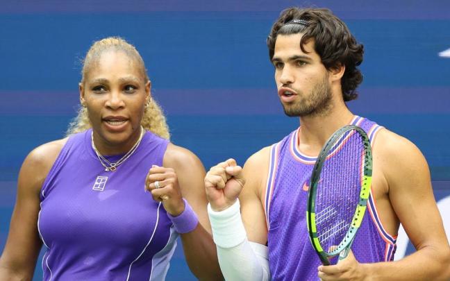 Carlos Alcaraz y Serena Williams durante el partido de primera ronda de dobles mixtos del US Open contra E. Routliffe y L. Glasspool.
