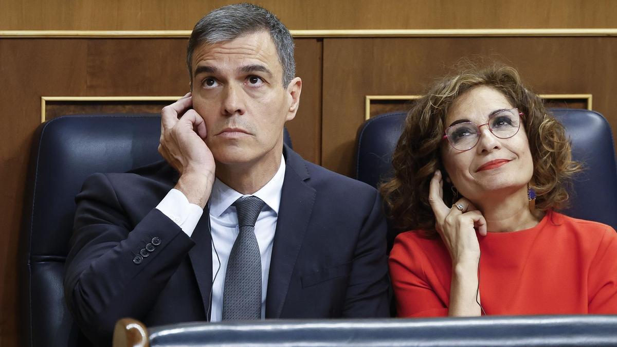 Pedro Sánchez junto a María Jesús Montero en la sesión de control.