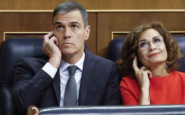 Pedro Sánchez junto a María Jesús Montero en la sesión de control. / EFE Pedro Sánchez junto a María Jesús Montero en la sesión de control.