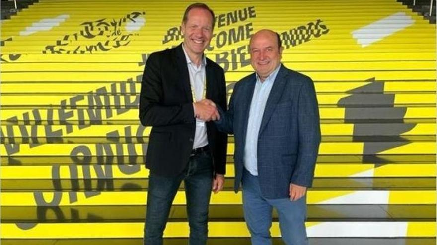 El director de Tour, Christian Prudhomme, con el presidente del PNV, Andoni Ortuzar.