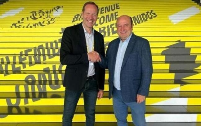 El director de Tour, Christian Prudhomme, con el presidente del PNV, Andoni Ortuzar.