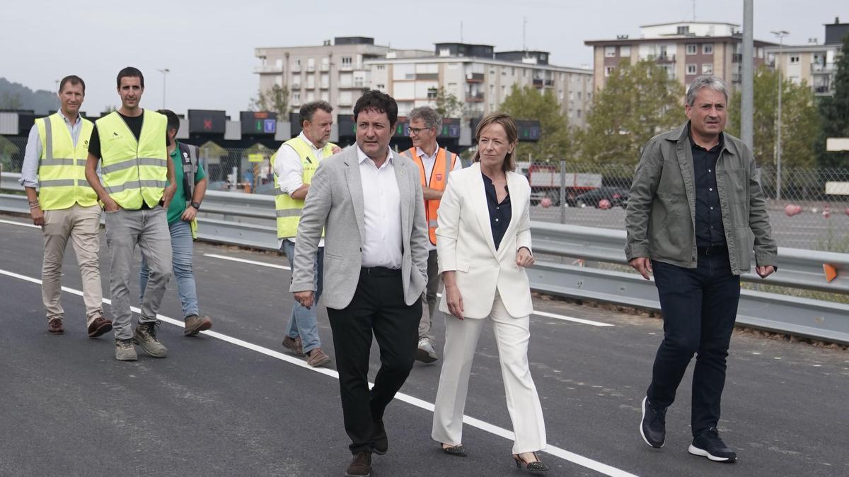 Xabier Txurruka, Eider Mendoza y Felix Urkiola en la visita de este lunes.