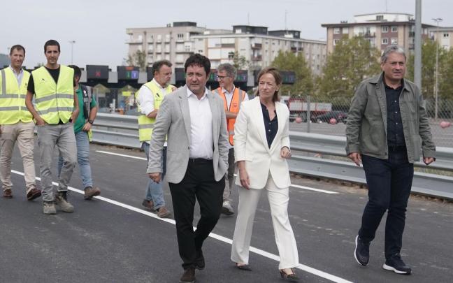 Xabier Txurruka, Eider Mendoza y Felix Urkiola en la visita de este lunes.