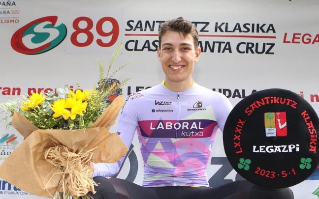 Unai Zubeldia posa tras el triunfo en la Santikutz Klasika. Unai Zubeldia posa tras el triunfo en la Santikutz Klasika.