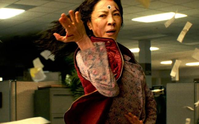 Michelle Yeoh en un fotograma de 'Todo a la vez en todas partes'.