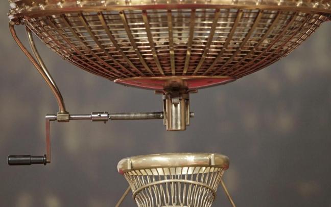 Bombo con parte de los números del sorteo de Navidad