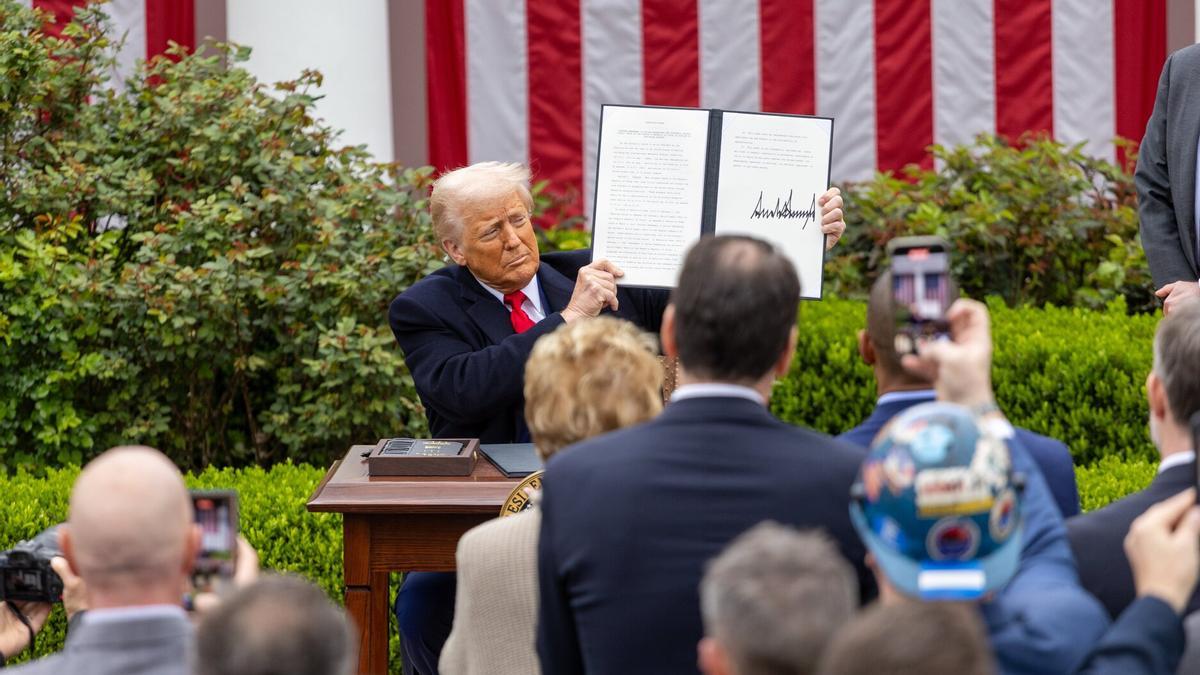 Trump presume de iniciar una guerra de aranceles.