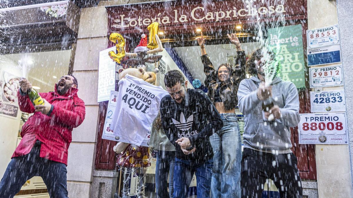 Varias personas celebran que han sido agraciadas con la Lotería de Navidad.