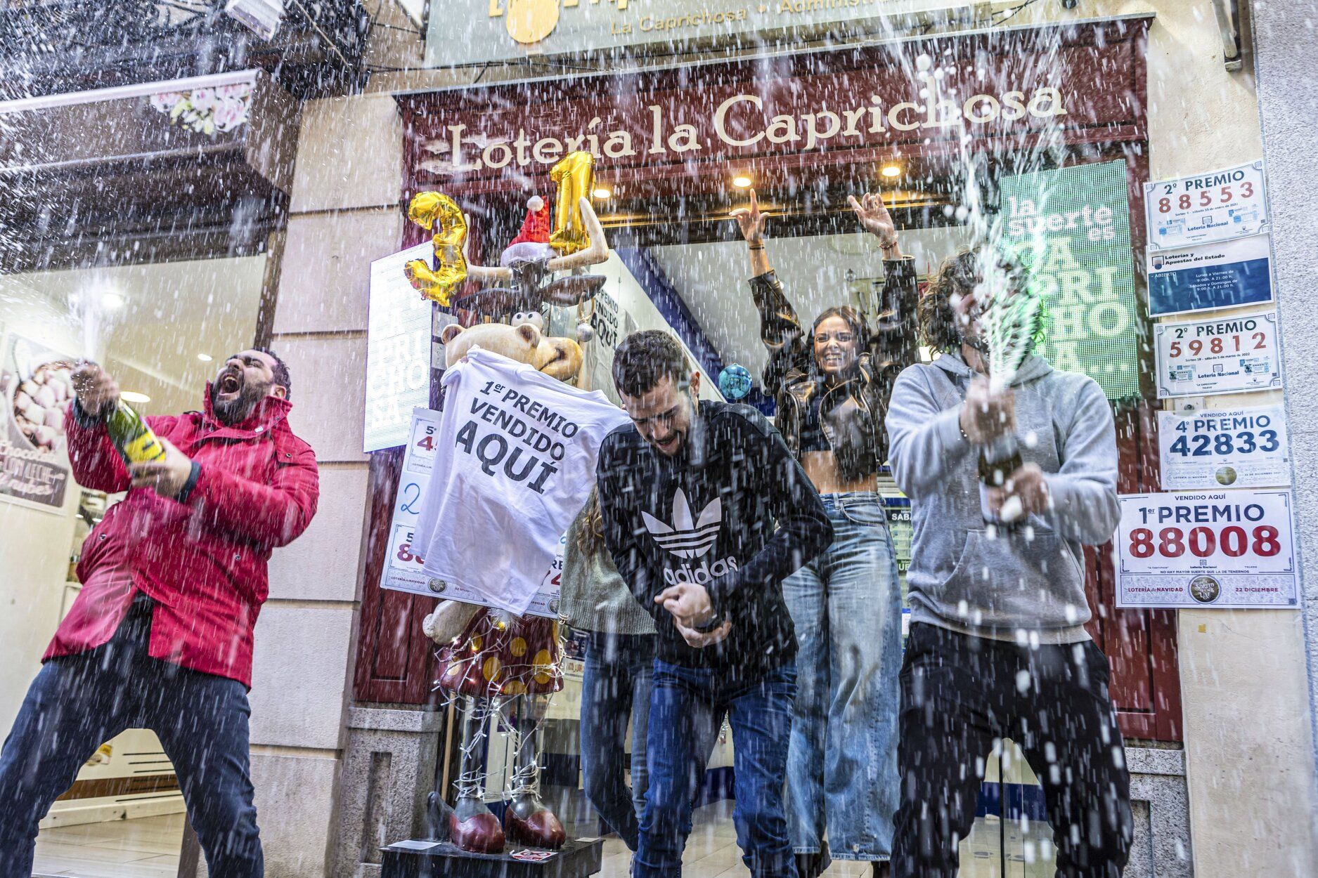 Varias personas celebran que han sido agraciadas con la Lotería de Navidad.
