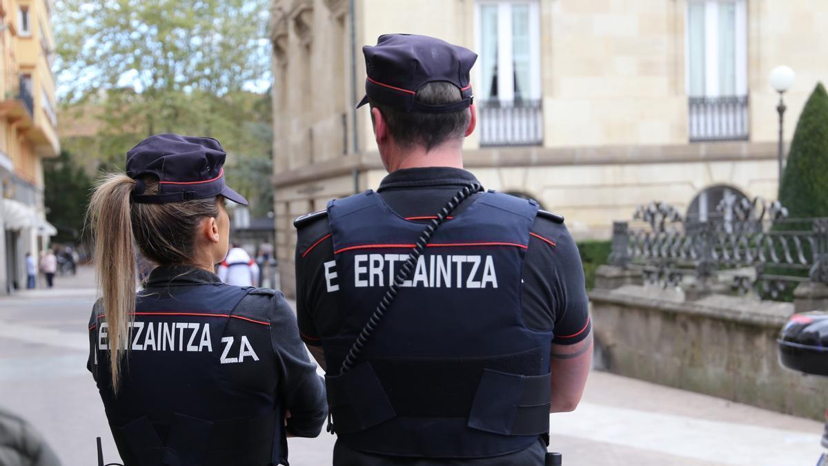 Dos ertzainas de patrulla, en una imagen de archivo