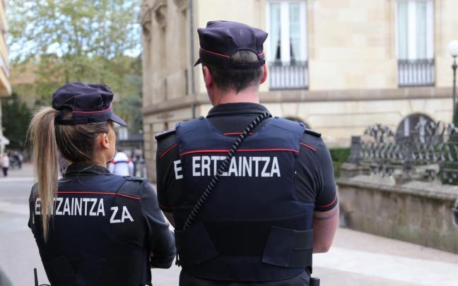 Dos ertzainas de patrulla, en una imagen de archivo