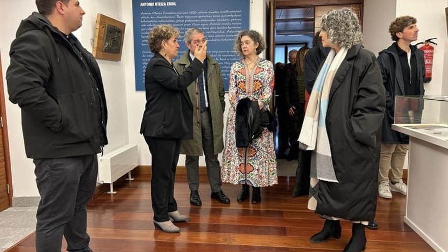 Tras la reunión los asistentes han realizado una visita guiada al palacio Intsausti de la mano de la alcaldesa de la localidad, Ana Azkoitia