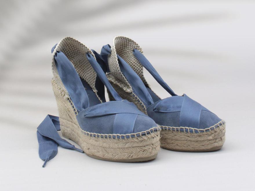 Originales alpargatas con cuña en un tono azul muy ponible.
