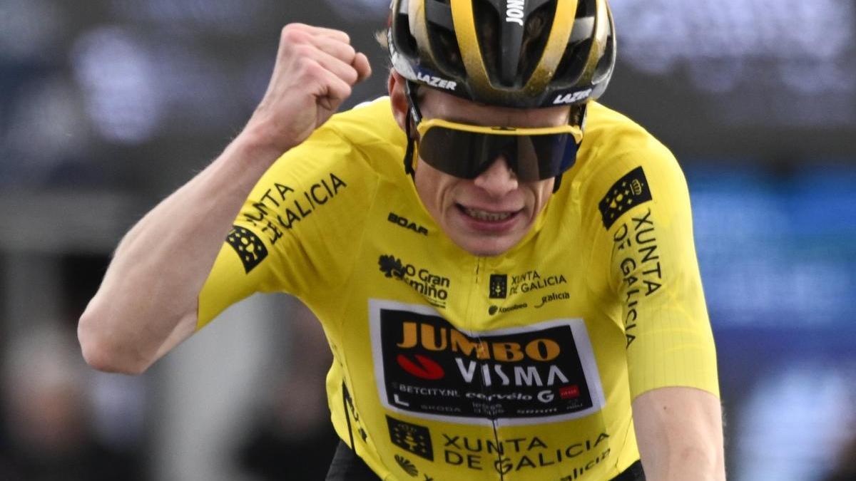 Vingegaard festeja una victoria de etapa en O Gran Camiño.