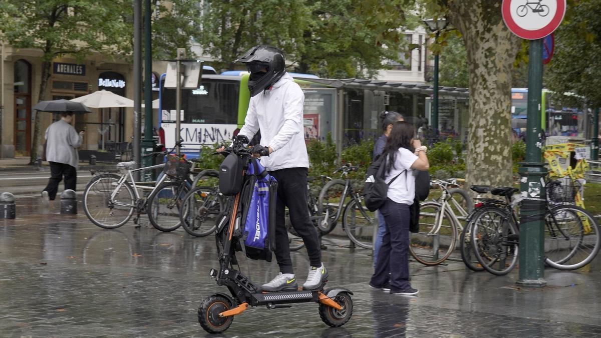 Los patinetes eléctricos no pueden circular por aceras y zonas peatonales bajo el riesgo de sanción.