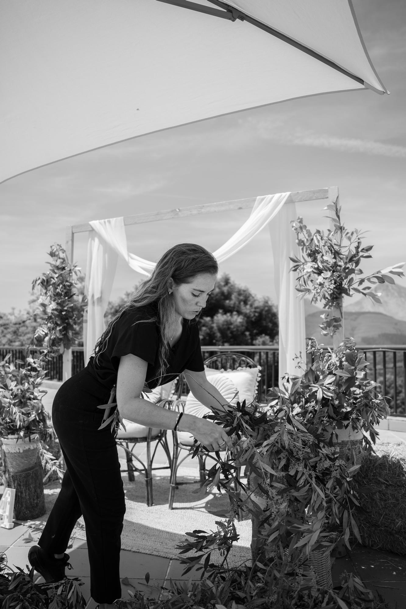 Amaia cuida cada detalle en los preparativos de una celebración.