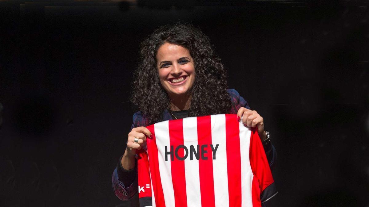 La palestina Honey Tahljieh posa con la camiseta del Athletic.