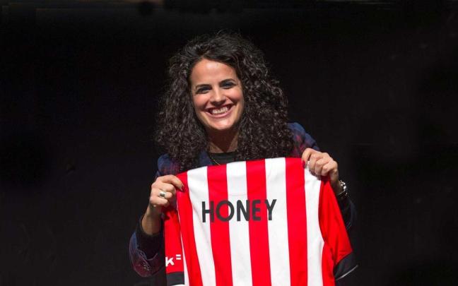La palestina Honey Tahljieh posa con la camiseta del Athletic. La palestina Honey Tahljieh posa con la camiseta del Athletic.