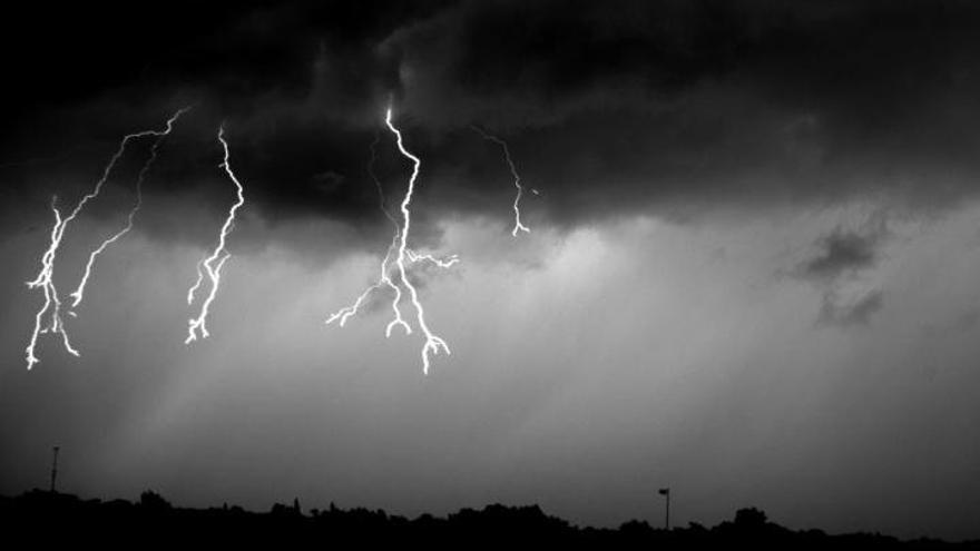 Las tormentas dejaron anoche 1.377 relámpagos en Euskadi.