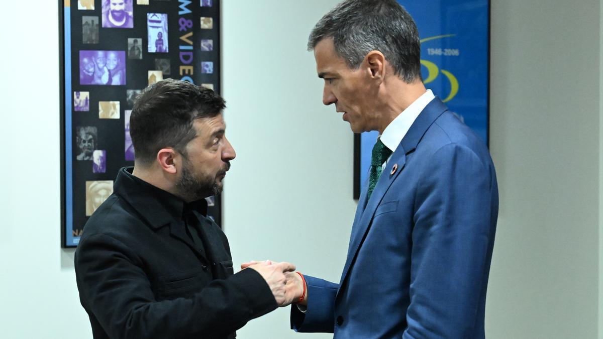El presidente del Gobierno, Pedro Sánchez, conversa con el presidente de Ucrania, Volodimir Zelenski