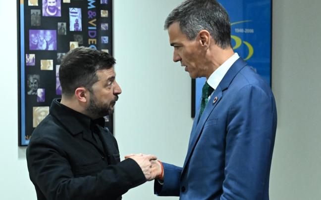 El presidente del Gobierno, Pedro Sánchez, conversa con el presidente de Ucrania, Volodimir Zelenski