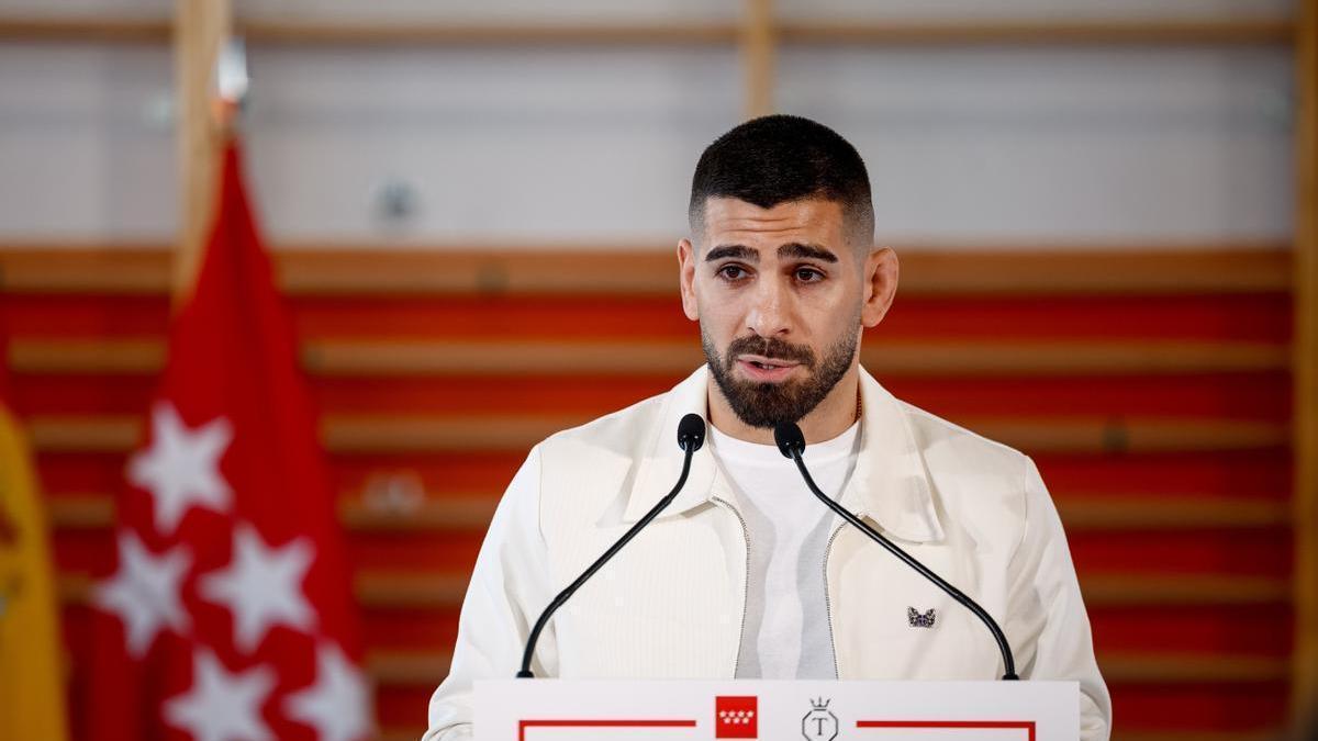 Ilia Topuria, campeón del mundo de la UFC, durante la firma con Isabel Díaz Ayuso.