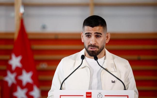 Ilia Topuria, campeón del mundo de la UFC, durante la firma con Isabel Díaz Ayuso.