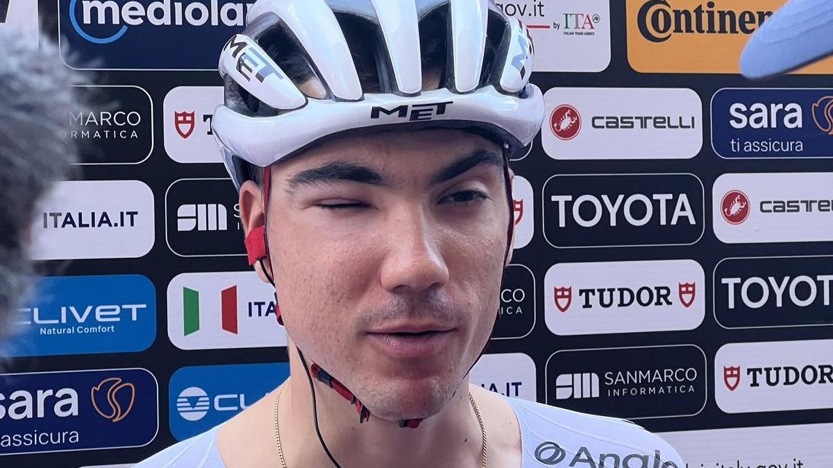 Ayuso, con el rostro hinchado, antes de la salida.