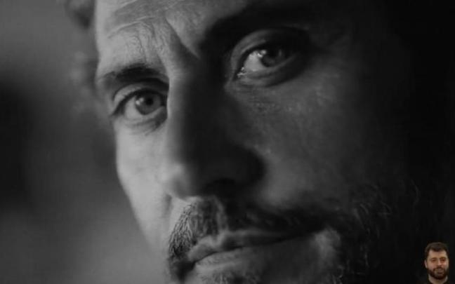 Paco León, en un momento del spot para el Ministerio de Igualdad.