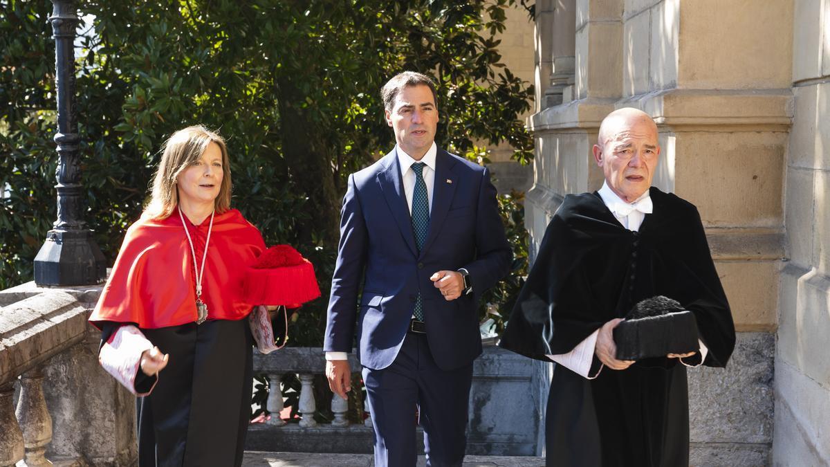 El lehendakari, Imanol Pradales, y el consejero de Universidades, Juan Ignacio Pérez Iglesias, en la apertura de curso de Deusto