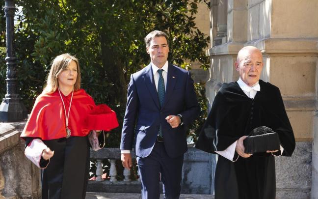 El lehendakari, Imanol Pradales, y el consejero de Universidades, Juan Ignacio Pérez Iglesias, en la apertura de curso de Deusto