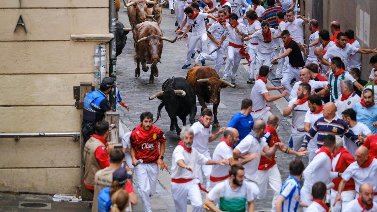 Quinto encierro de San Fermín: Núñez del Cuvillo, limpio y con pequeños sustos