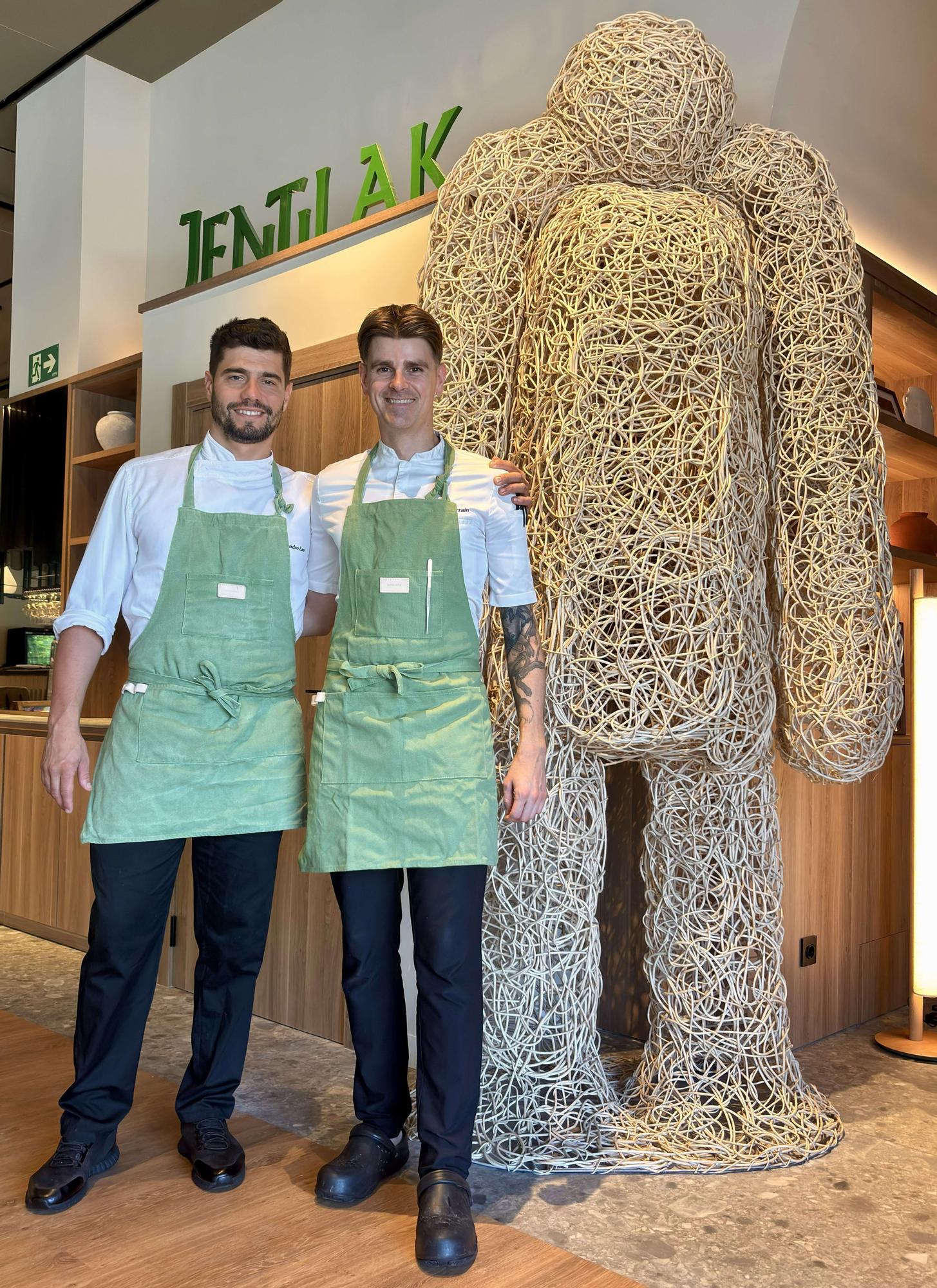Alejandro Lao y Jon Sorarrain, jefes de cocina del restaurante Jentilak, en el interior del restaurante.