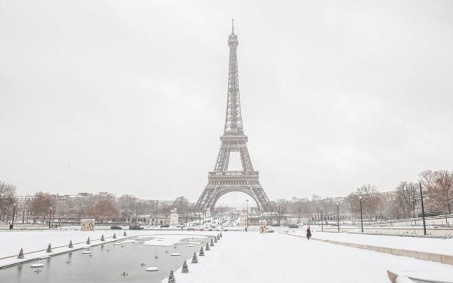 En imágenes: Media Europa colapsada por la nieve: cientos de vuelos cancelados y atascos kilométricos
