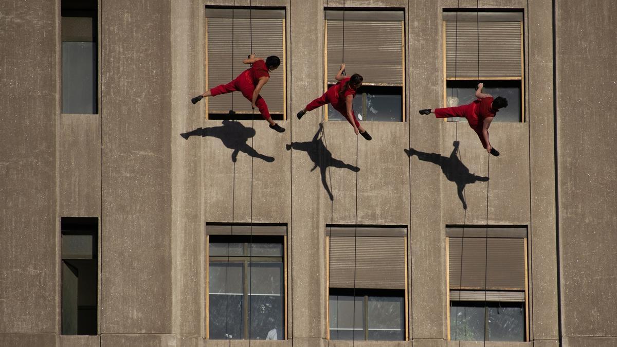 Un colectivo de artistas chilenos realiza una performance, Santiago.