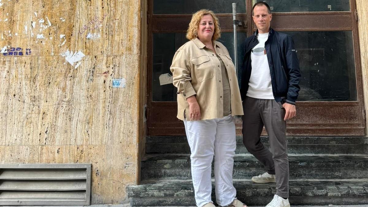 Alazne Txurruka y Jon Riaño, en el acceso al cine debarra, hoy en día en desuso.
