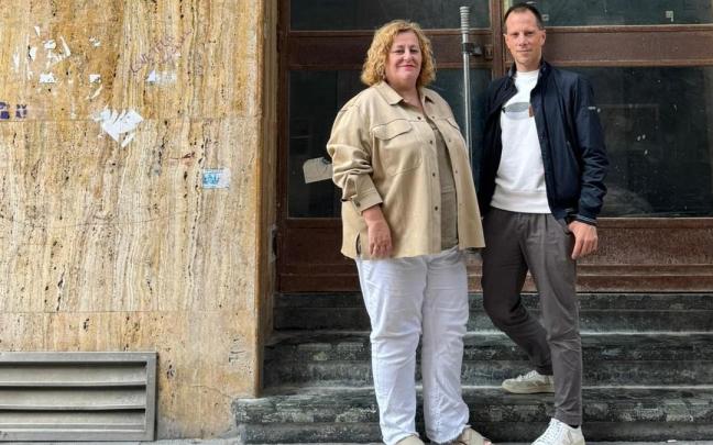 Alazne Txurruka y Jon Riaño, en el acceso al cine debarra, hoy en día en desuso.