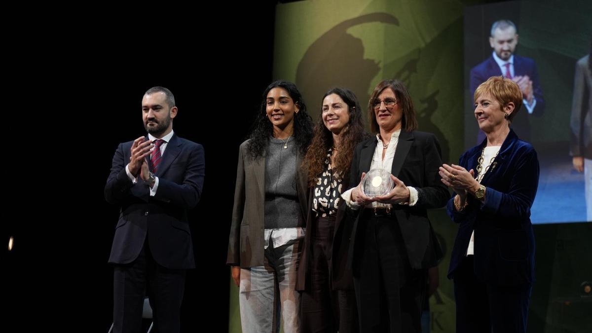 Representantes del equipo Bera Bera recogen el Premio Sabino Arana