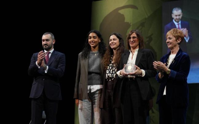 Representantes del equipo Bera Bera recogen el Premio Sabino Arana
