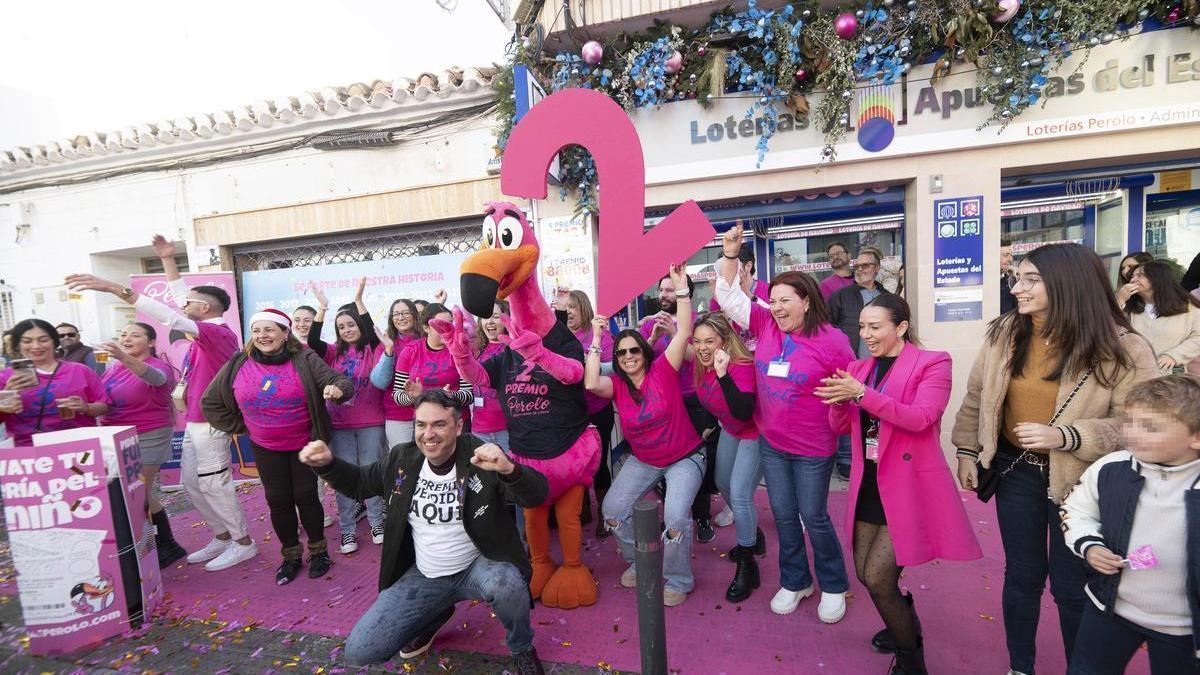 Empleados de una administración de Murcia celebran que han vendido parte del Segundo, Tercero, Cuarto y Quinto Premio de la Lotería de Navidad.