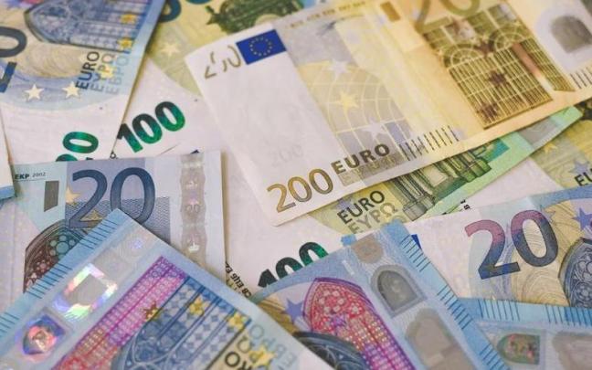 Varios billetes de euro Varios billetes de euro