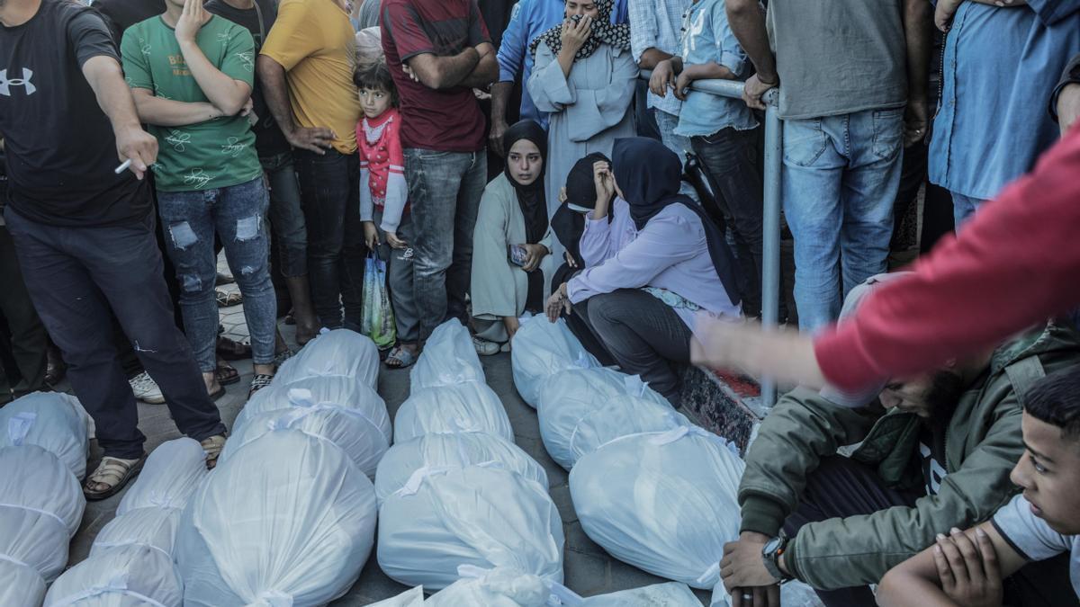 Varios fallecidos envueltos en plásticos en el ataque a un campo de refugiados en Gaza. Foto: Efe