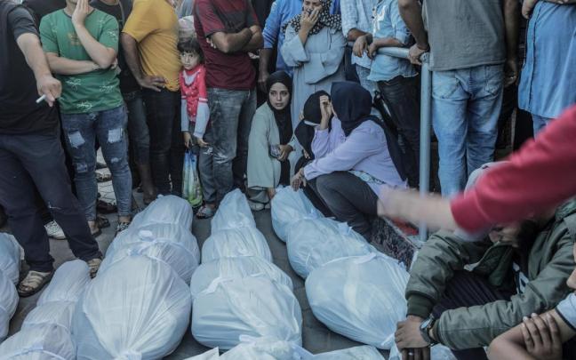 Varios fallecidos envueltos en plásticos en el ataque a un campo de refugiados en Gaza. Foto: Efe