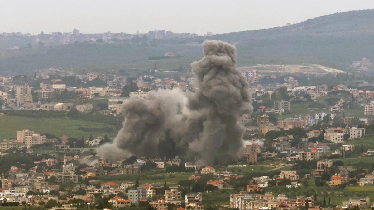 El humo se eleva tras un ataque aéreo israelí en una aldea del sur del Líbano.