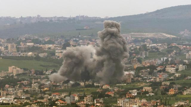 El humo se eleva tras un ataque aéreo israelí en una aldea del sur del Líbano.