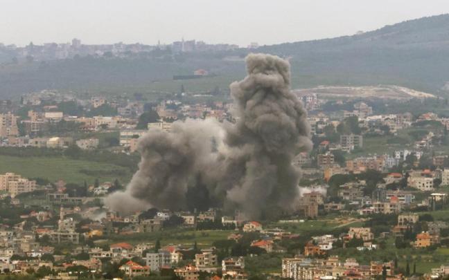 El humo se eleva tras un ataque aéreo israelí en una aldea del sur del Líbano.